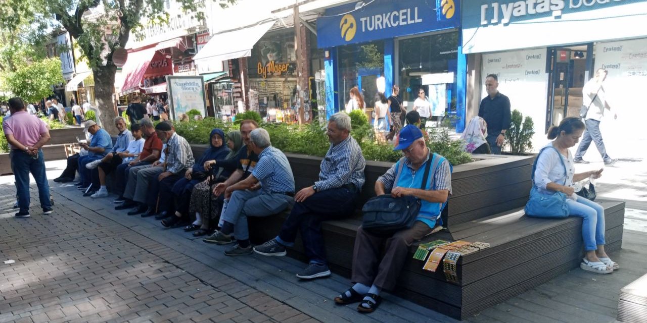 Hava sıcaklığının atmasıyla vatandaşlar güneşli yerleri terk etti