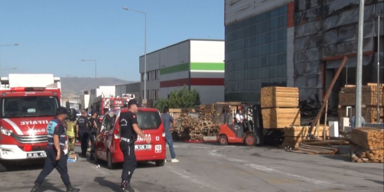 Palet fabrikasındaki yangın paniğe neden oldu