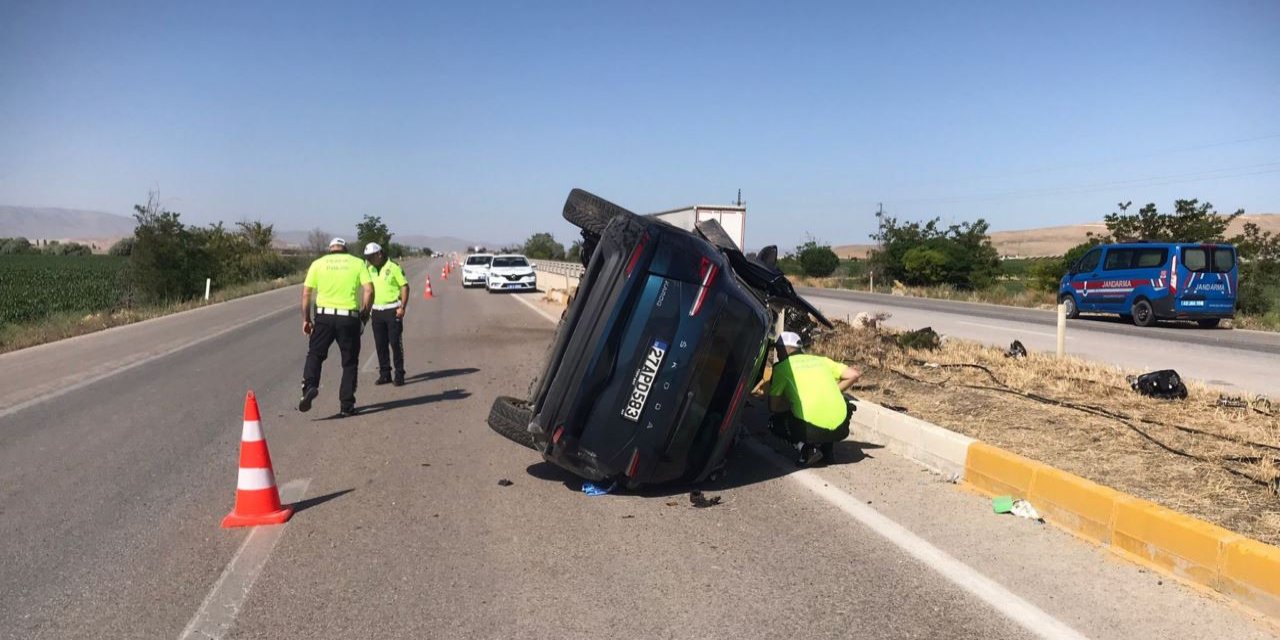 Konya'da takla atan cipteki 3 kişi yaralandı