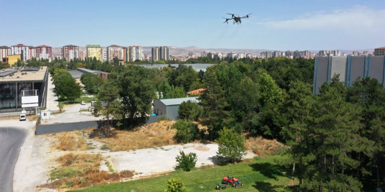 Kocasinan Belediyesi park ve mesire alanlarındaki ilaçlamayı dronla yapıyor