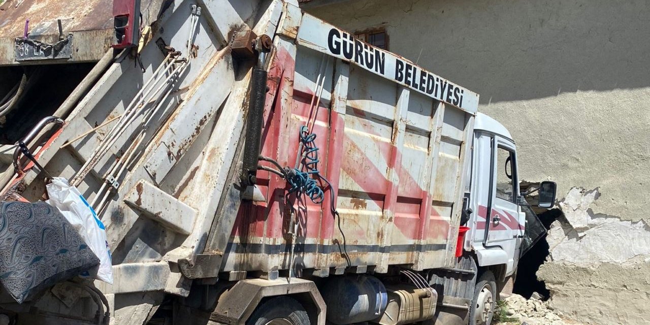 Freni boşalan çöp kamyonu bir evin duvarına çarparak durabildi