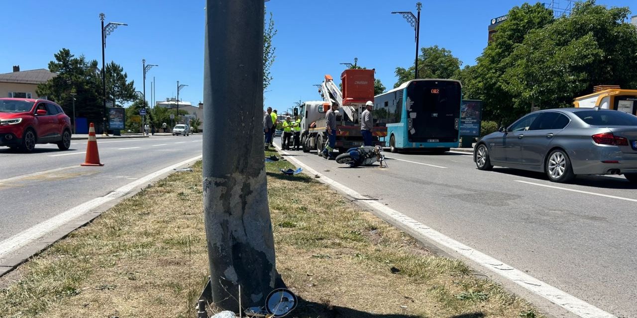 Aydınlatma direğine çarpan motosiklet sürücüsü feci şekilde can verdi