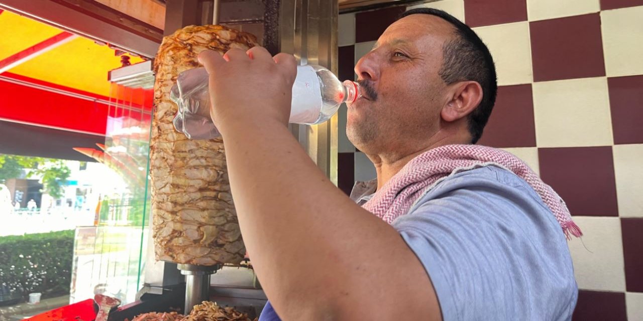 "Dışarı çıkmayın" denilen sıcakta ekmeklerini kazanıyorlar