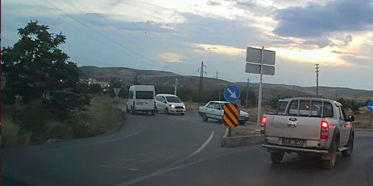 Sabırsız sürücü trafiği karıştırdı