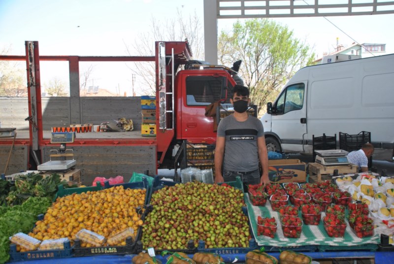 Pazar tezgahları şenlendi