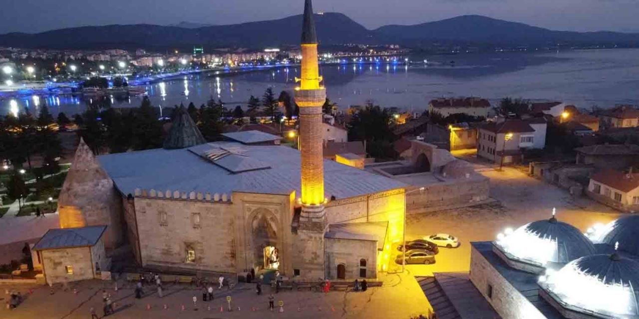 UNESCO'nun dünya kültür mirası asıl listesindeki tarihi cami ziyaretçi akınına uğradı