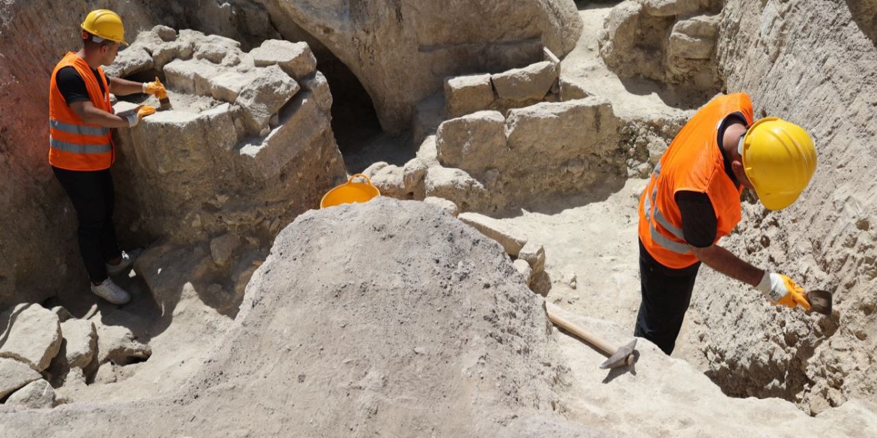 Nevşehir'de kapatılan yolun altından nekropol çıktı