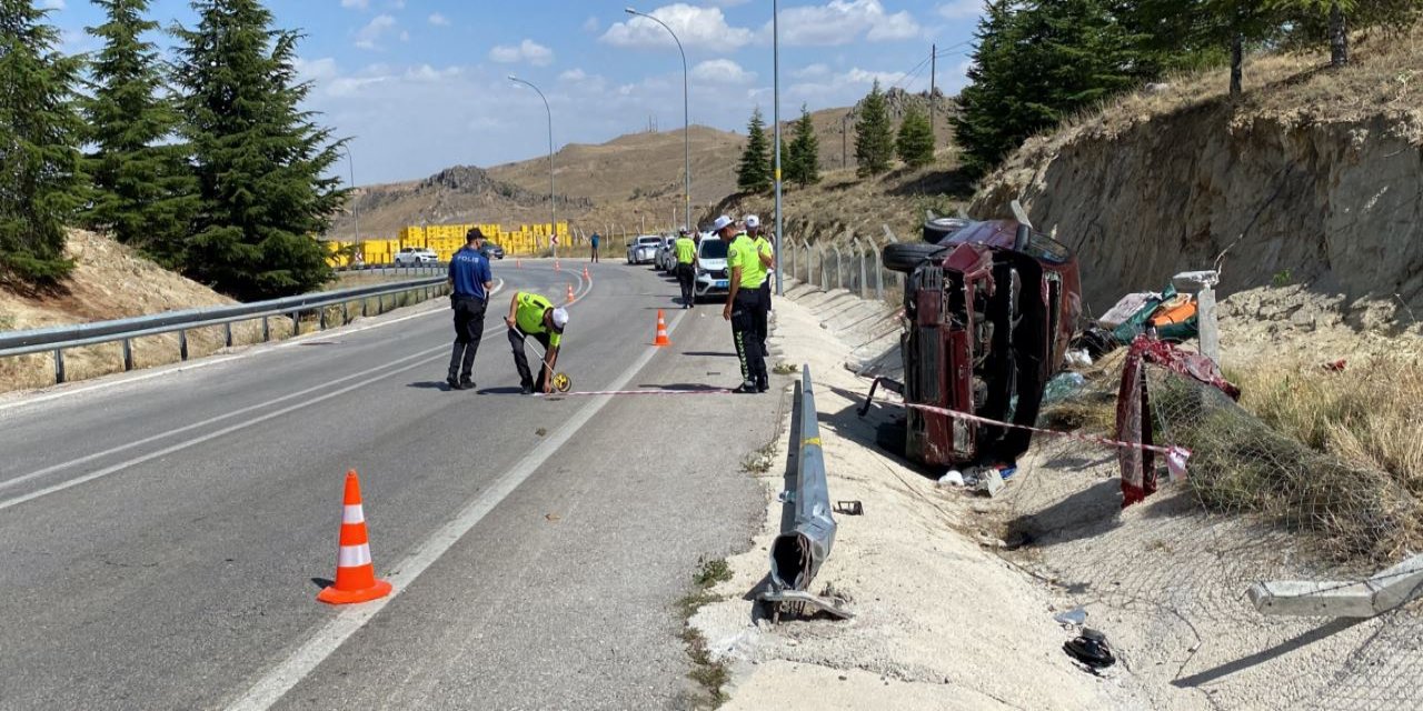 Konya'da hafif ticari araç devrildi, kazada 3 kişi yaralandı