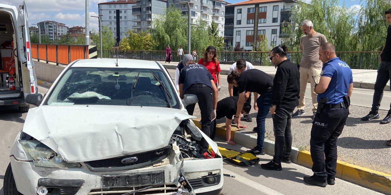 Virajı alamayan araç karşı şeride geçti