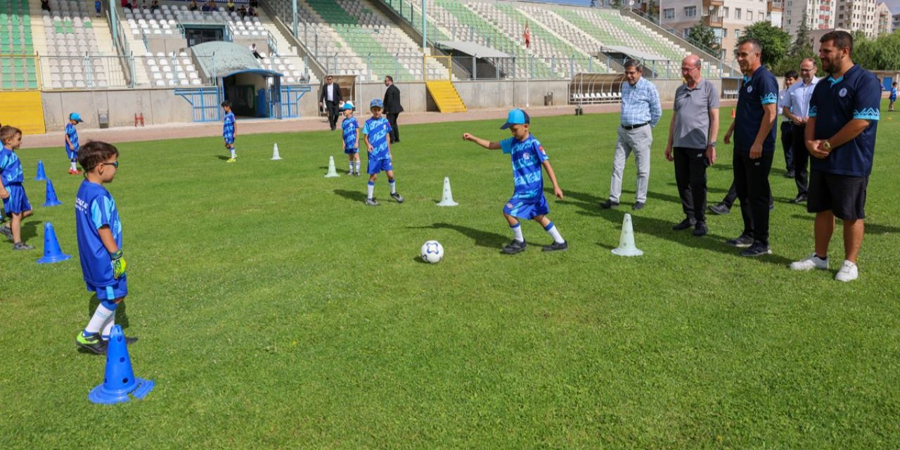 Başkan Pekyatırmacı, futbolcu gençleri ziyaret etti