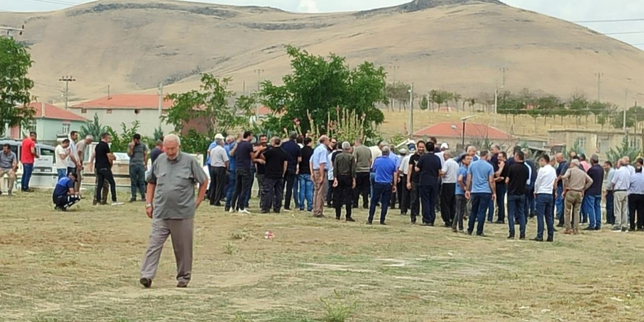 Yangında ölen anne ve oğlu gözyaşları içinde toprağa verildi