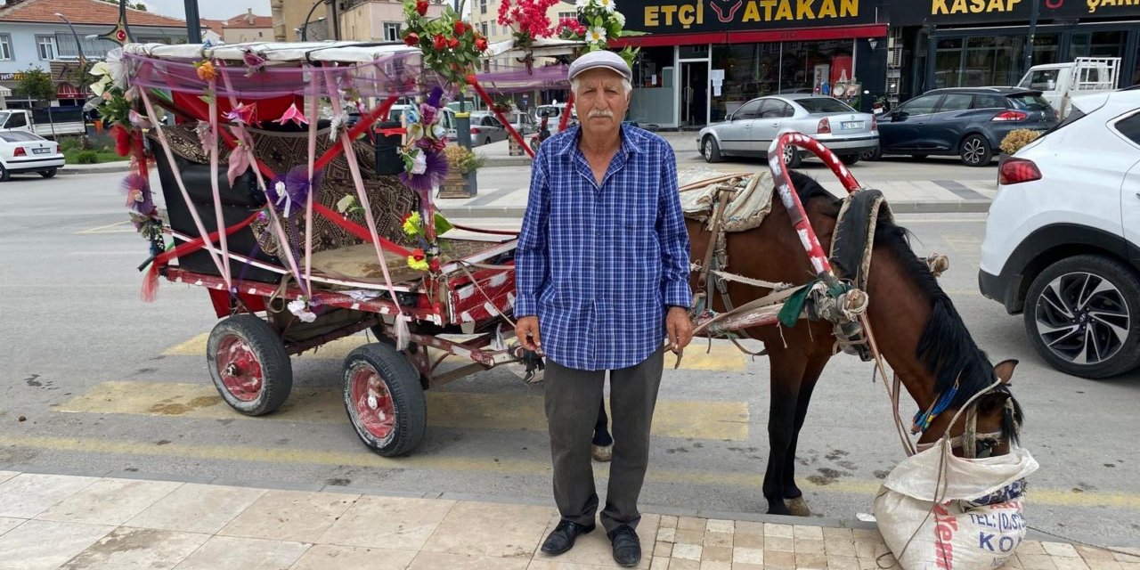 Nostaljik at arabasıyla özel günlere tanıklık ediyor