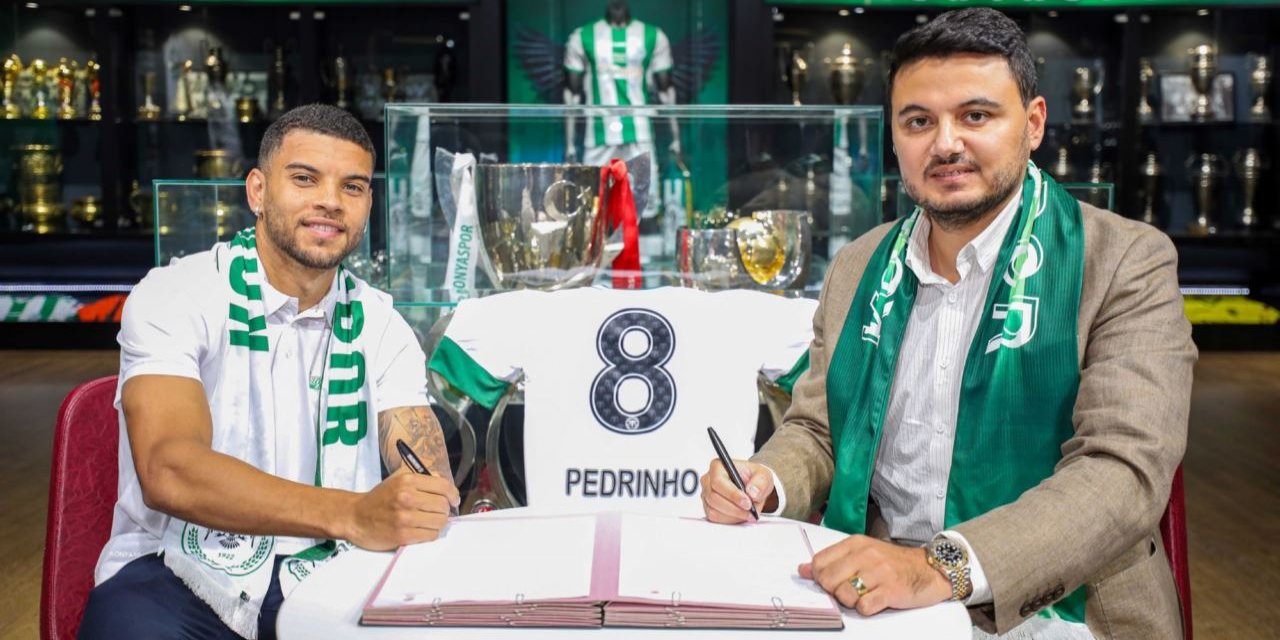 Konyaspor'da, Pedrinho ile imzalar atıldı