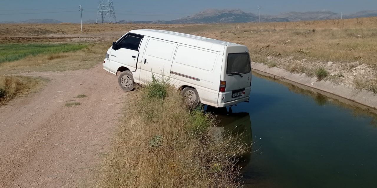 Aracını kurtarmak isterken canından oldu