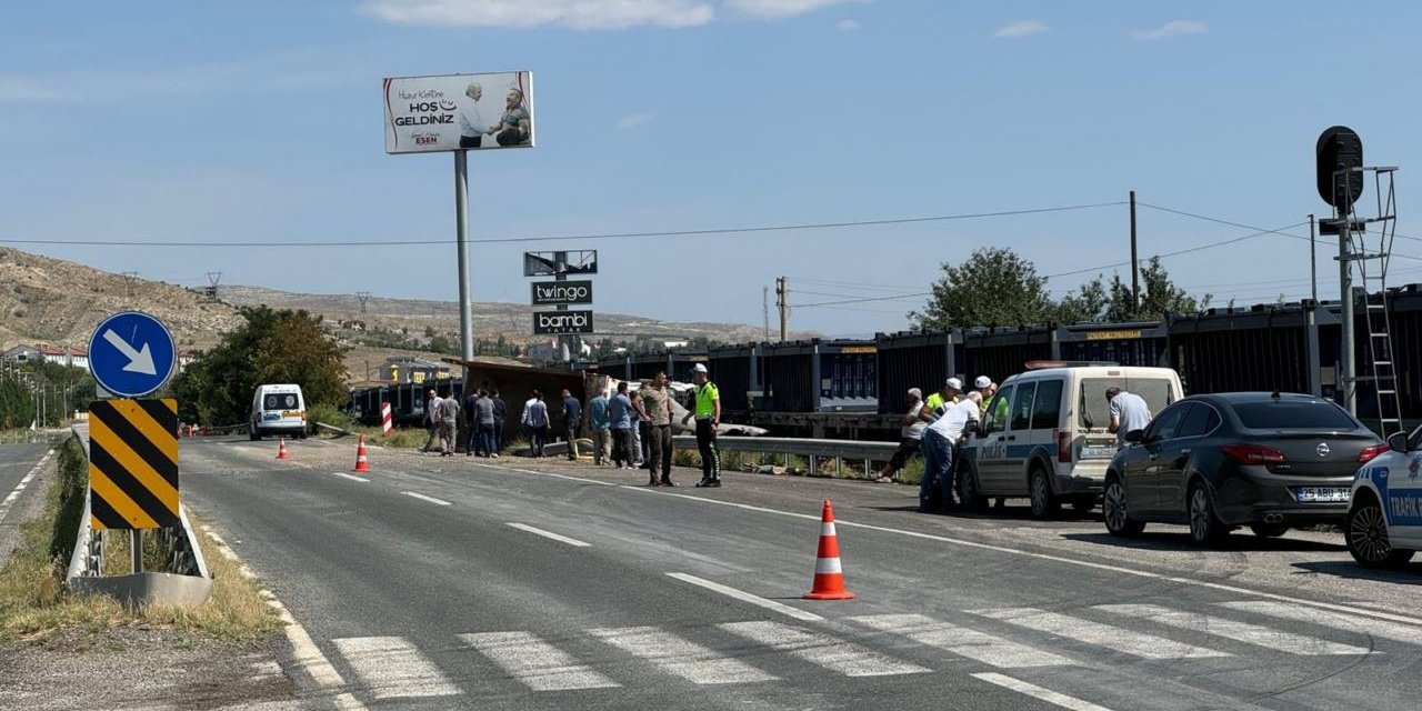 Yük treni ile hafriyat kamyonu çarpıştı 1 kişi hayatını kaybetti, 3 kişi yaralandı