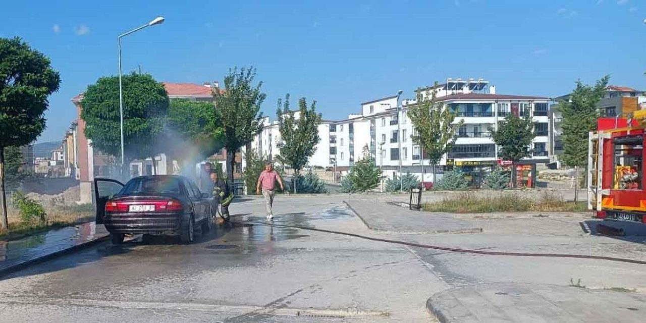 Hastane bahçesinde park halindeki araç yandı