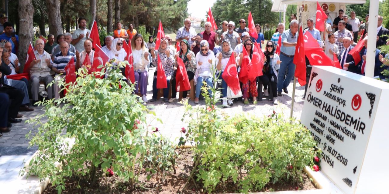 Meslektaşları Ömer Halisdemir'in mezarına ziyarette bulundu