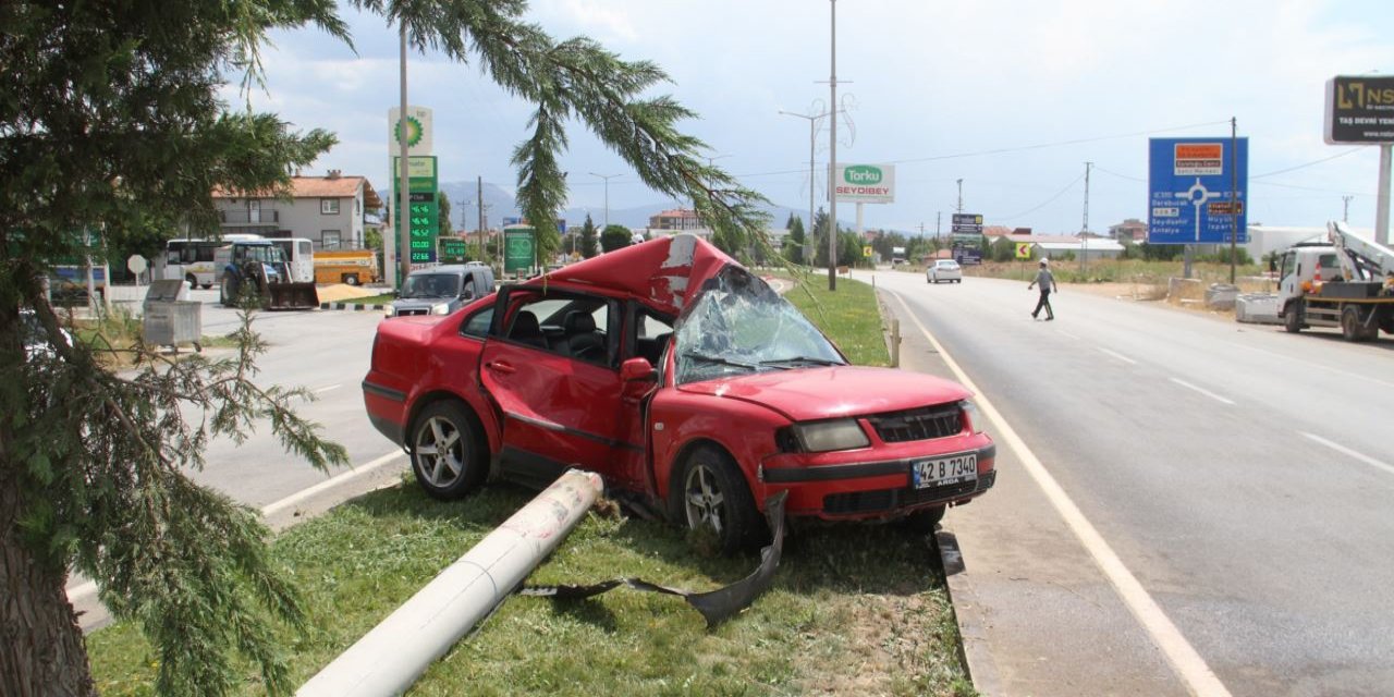 Konya'da aydınlatma direğine çarpan araçtaki 2 kişi yaralandı