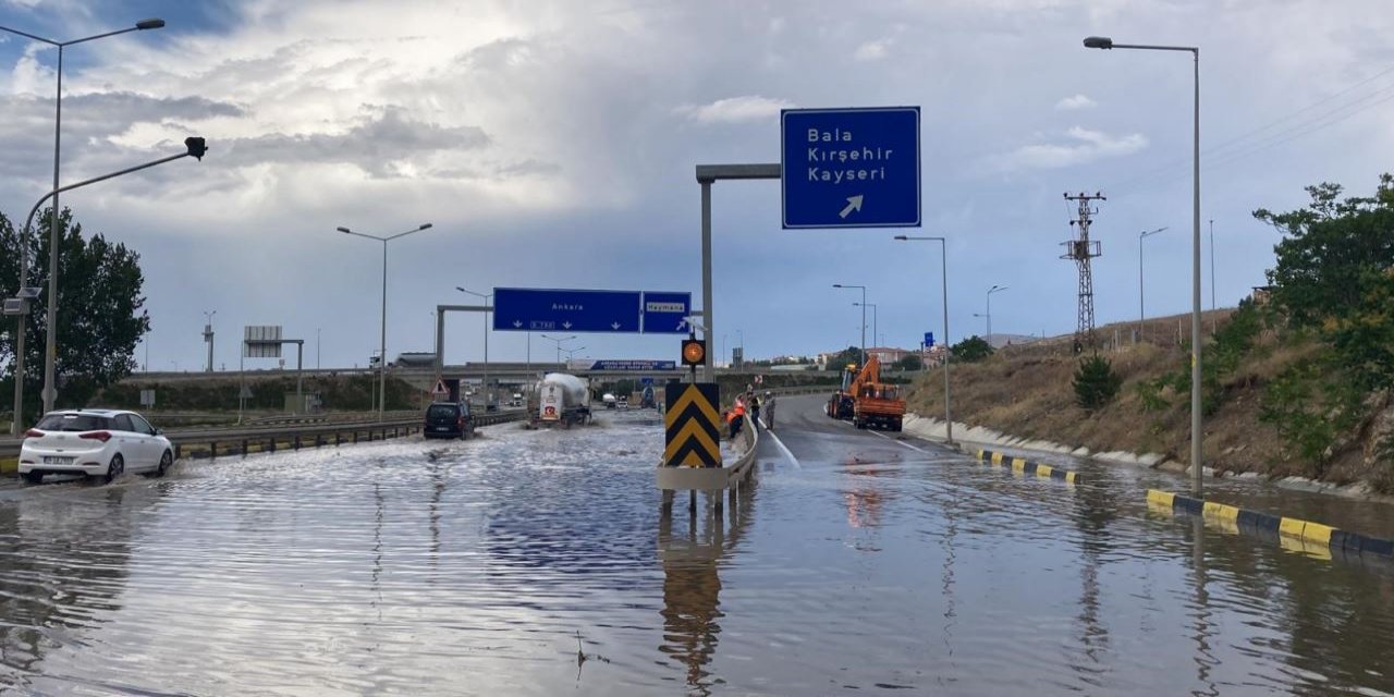 Ankara-Konya karayolunda yağış nedeniyle yol kapandı