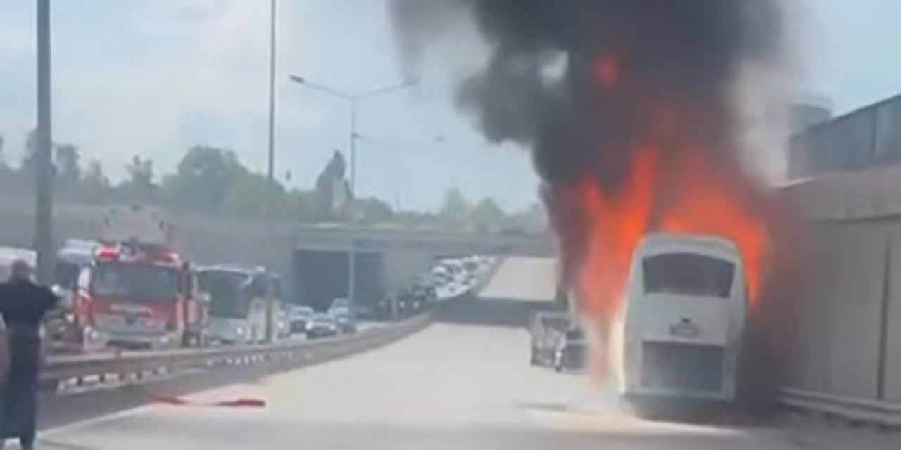 Lastiği patlayan işçi servisi küle döndü