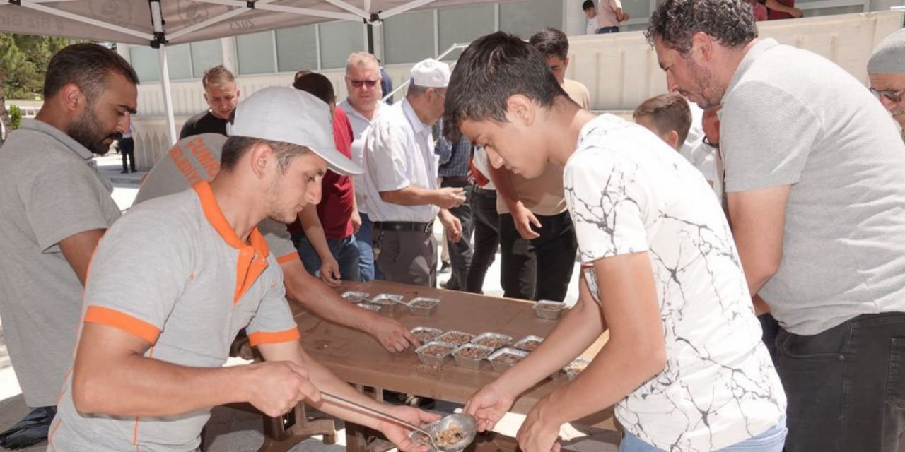 Çumra Belediyesinden vatandaşlara aşure ikramı