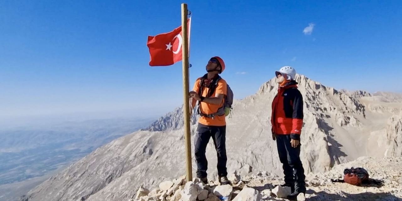 Kırşehirli dağcılar zirveye tırmanarak Türk bayrağı açtı