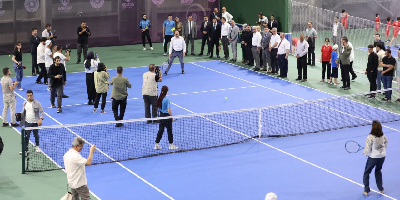 Konya’nın en büyük kapalı tenis kortu açıldı