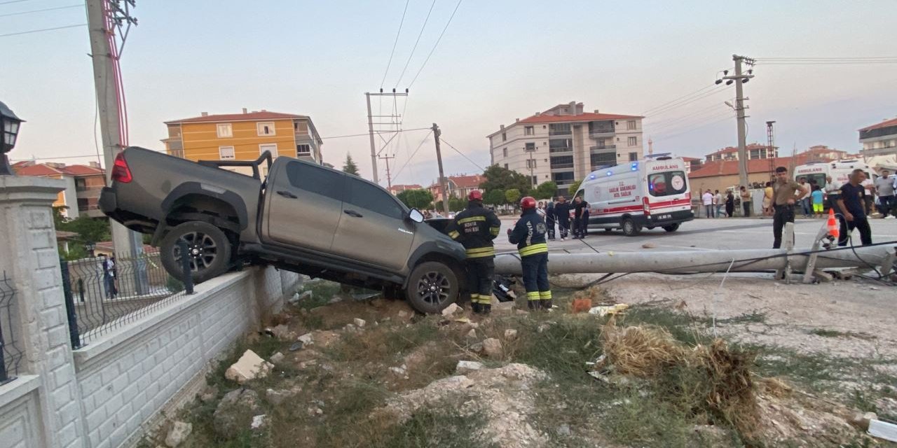 Konya'da pikap direğe çarptı: Araç sürücüsü yaralandı