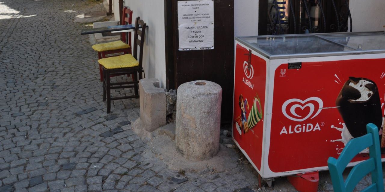 Sadaka taşına atılanlar esnafı çileden çıkardı