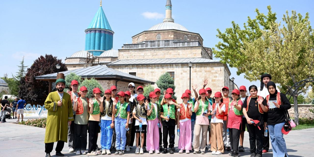 Genç KOMEK öğrencileri “Şehrin Kalbine Yolculuk” projesiyle canlı tarih turunda