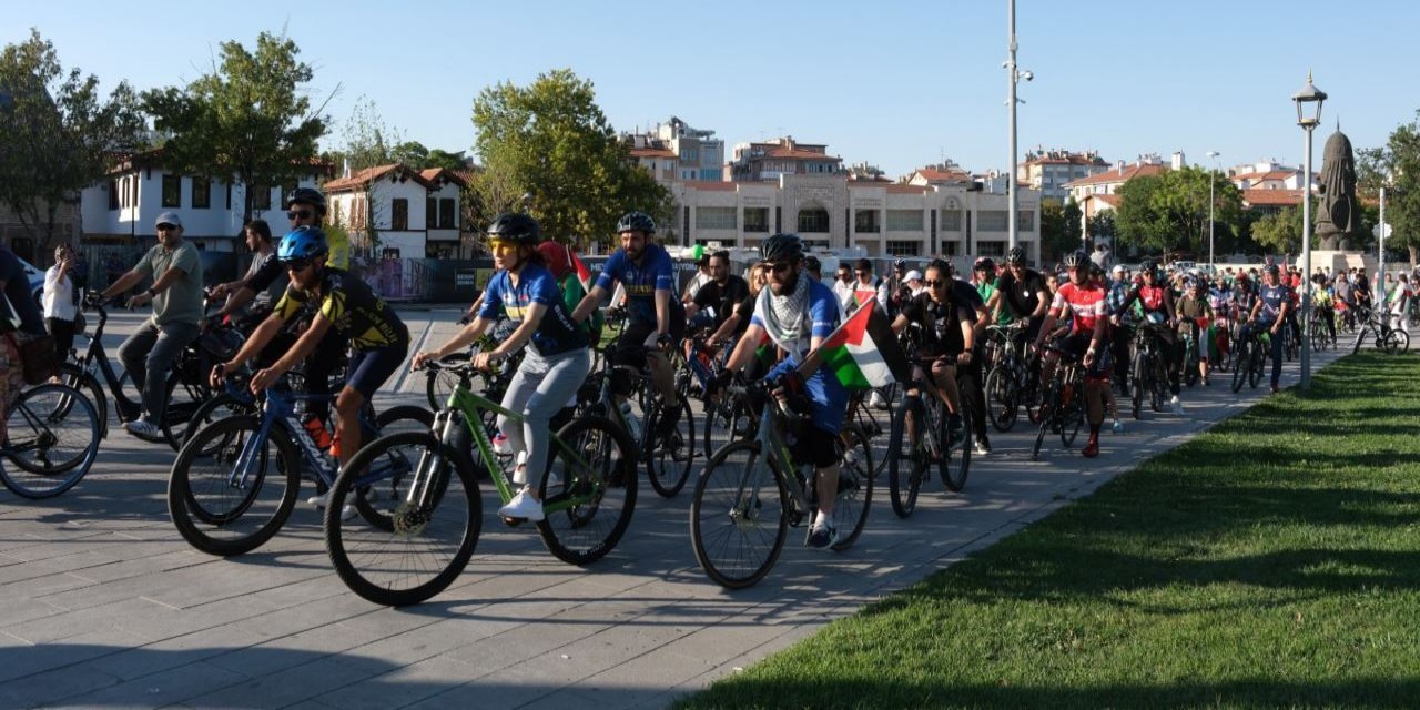 Gönüllü üniversite öğrencileri Gazze için bisiklet sürdü