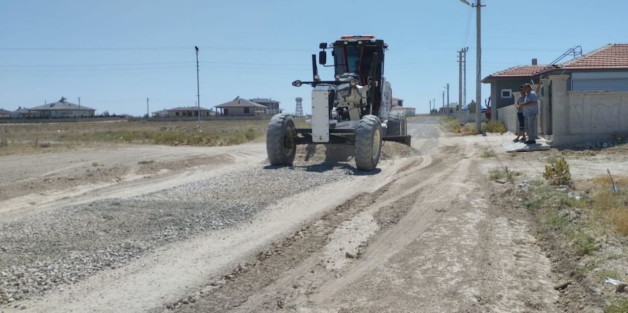 Cihanbeyli’de yollar kumlanıyor