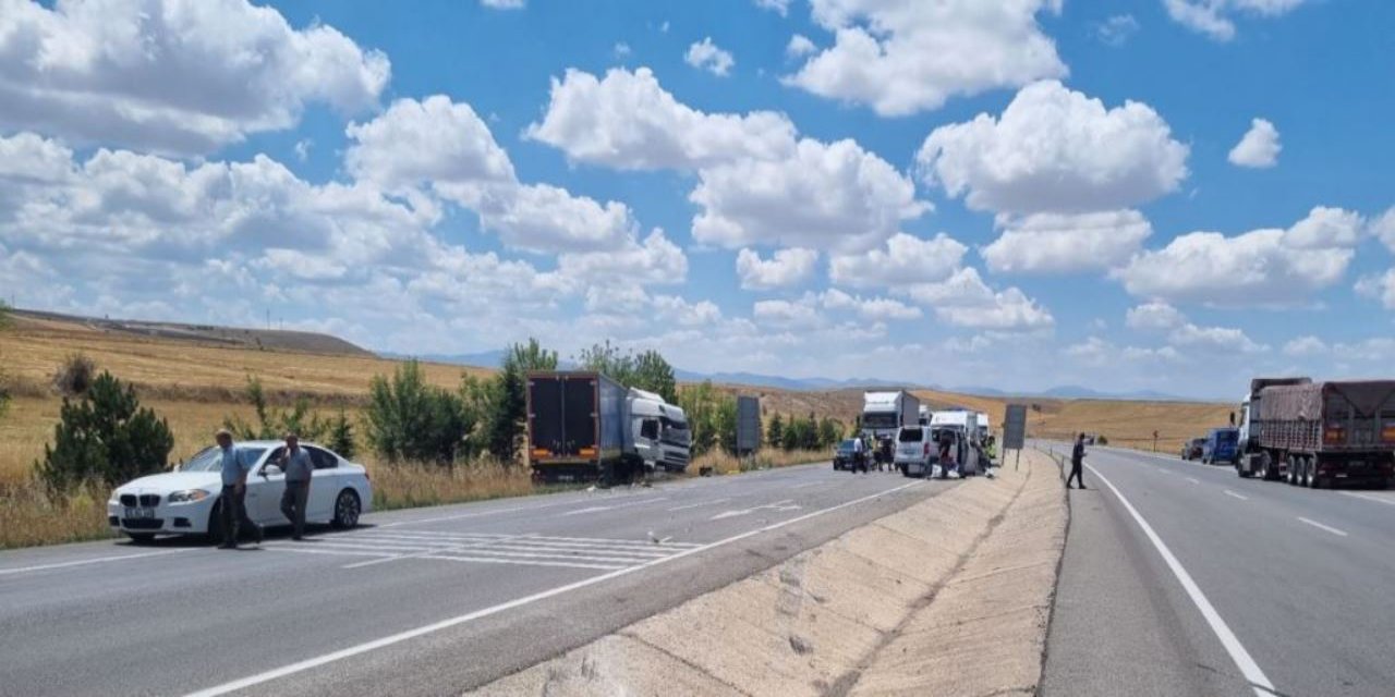 Konya'da tırla otomobil çarpıştı: 3 kişi yaralandı