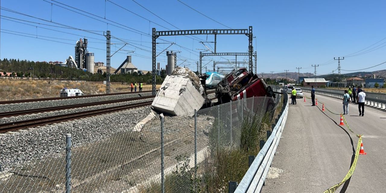 Lokomotif devrildi: 2 kişi yaralandı