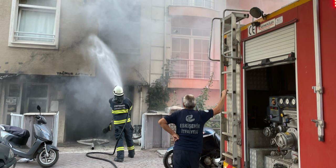 Garajda çıkan yangın araçları küle çevirdi