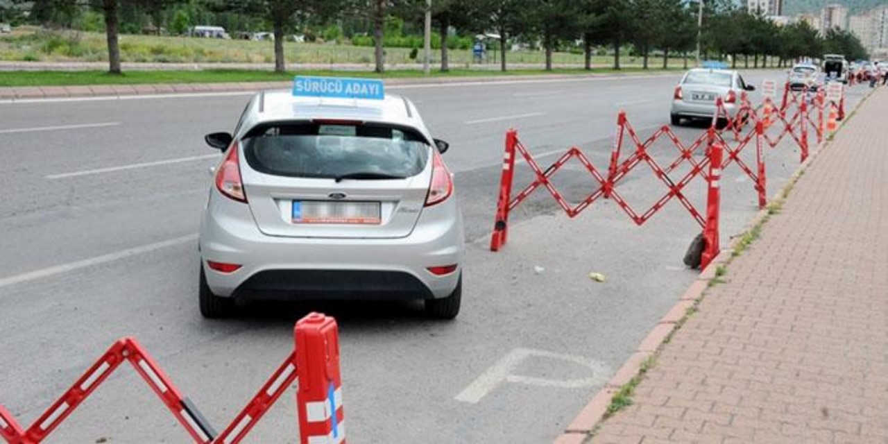 Yeni ehliyet alacaklar dikkat! Direksiyon sınavı değişiyor