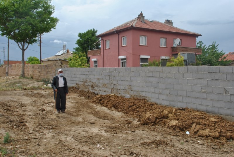 Hayvansal atıklardan evini satılığa çıkardı