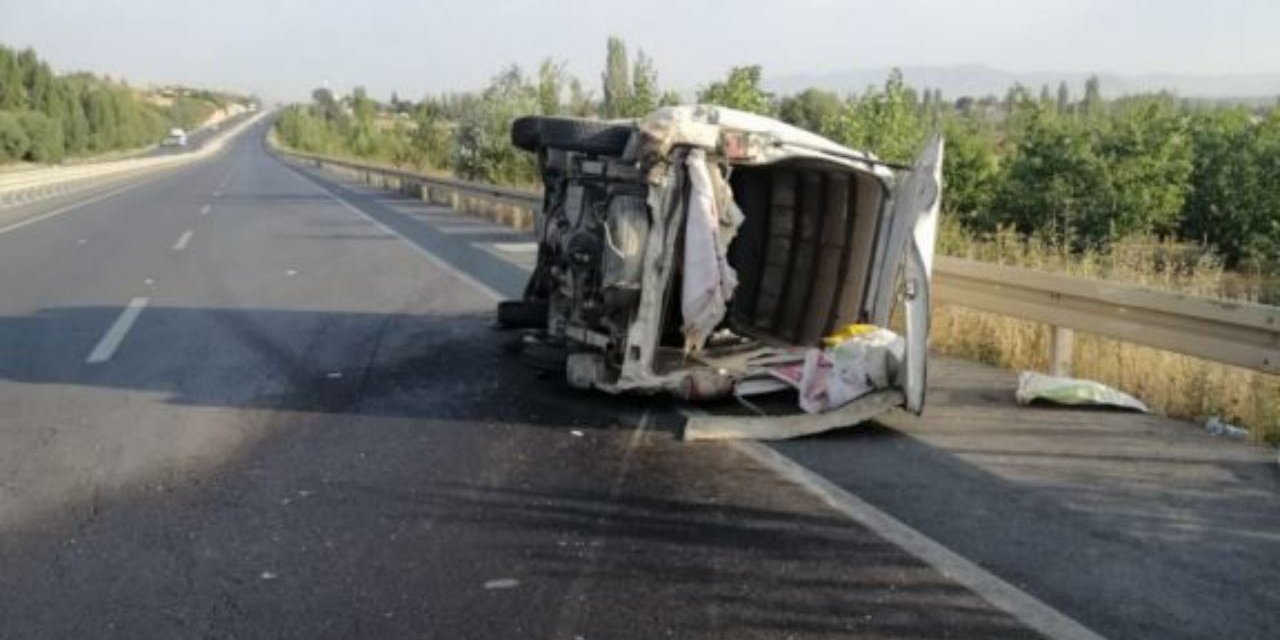 Tarım işçilerini taşıyan kamyonet kaza yaptı: 8 kişi yaralandı