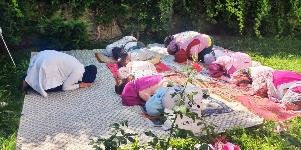 Namaz kılmayı öğreniyorlar