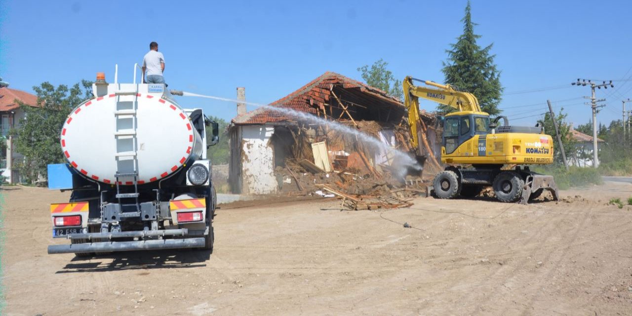 İl olmaya aday ilçede metruk binalar yıkıyor