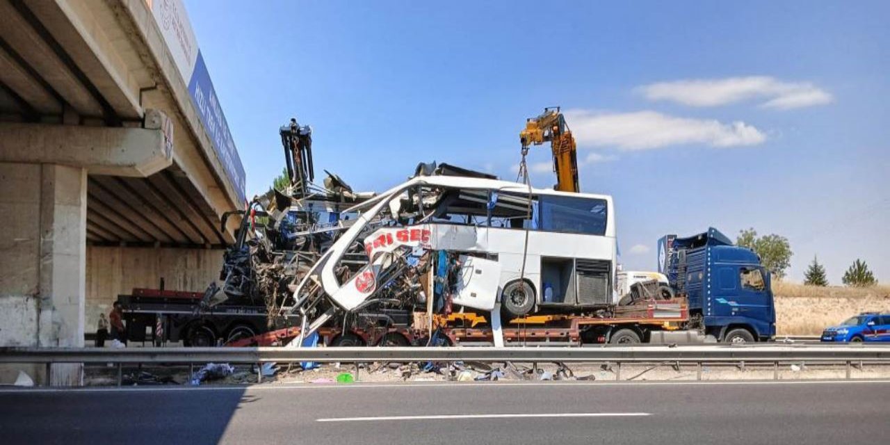 Feci kazada hurdaya dönen otobüs yoldan kaldırıldı, trafik akışı başladı