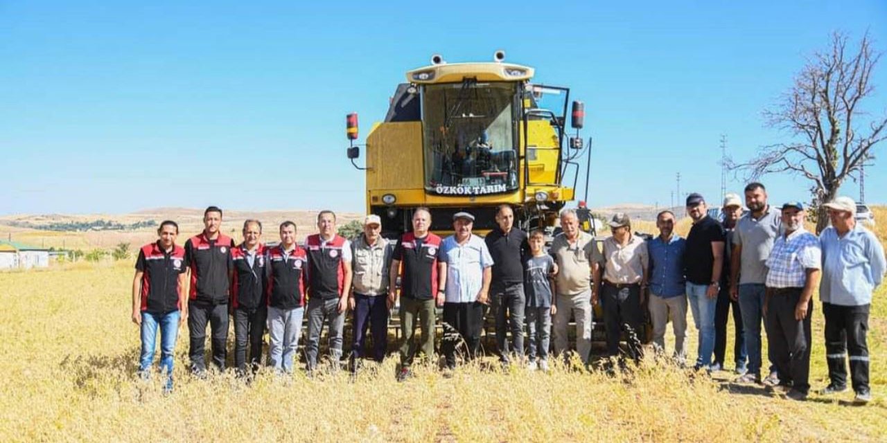 İl Müdürü Saklav, çiftçilerle birlikte hasat yaptı