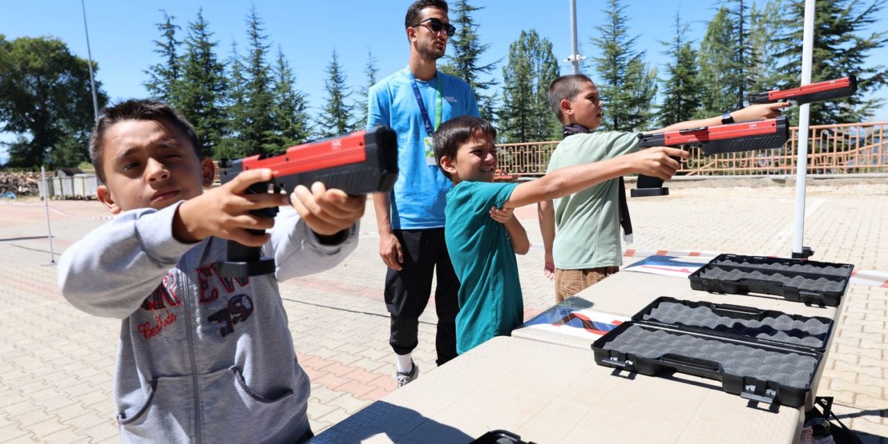 Yusuf Dikeç, kamplardaki öğrencilere ilham kaynağı oldu