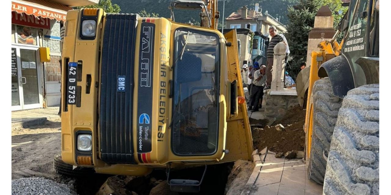 Drenaj çalışması esnasında yol çöktü, kamyon çukura düştü