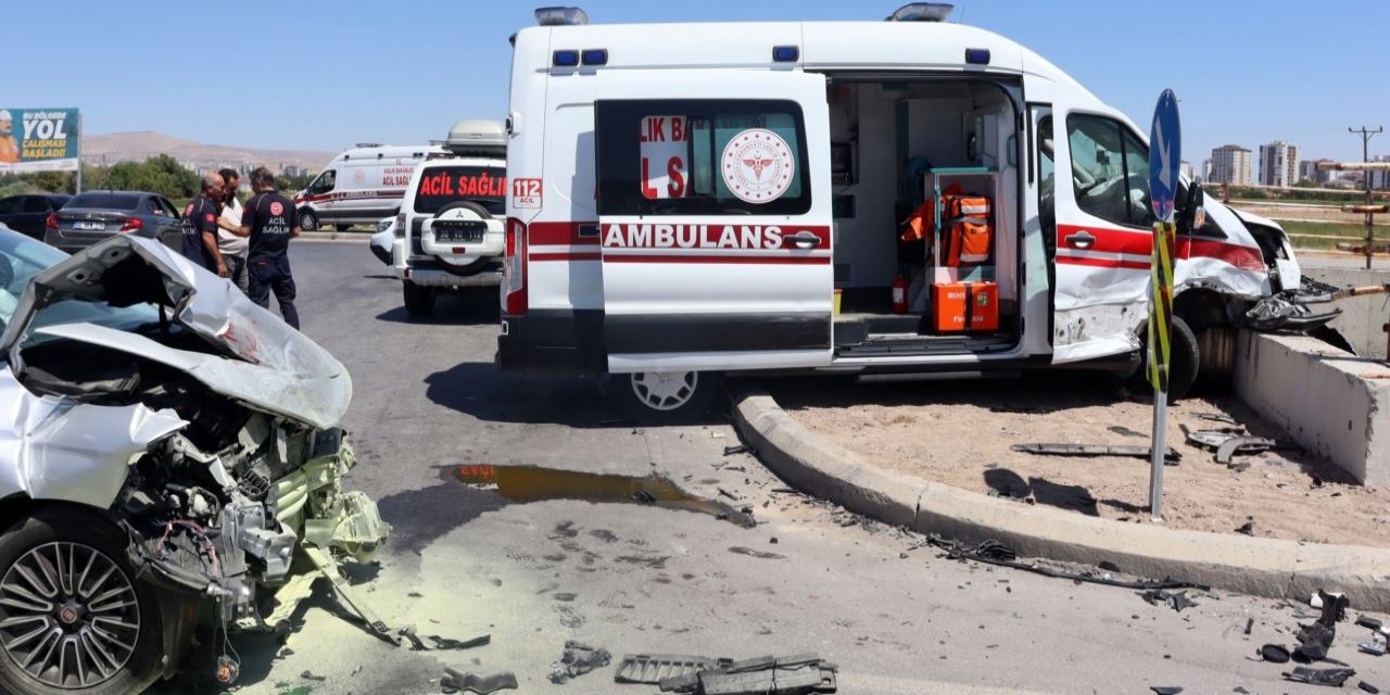 Ambulans kaza yaptı: 6 kişi yaralandı