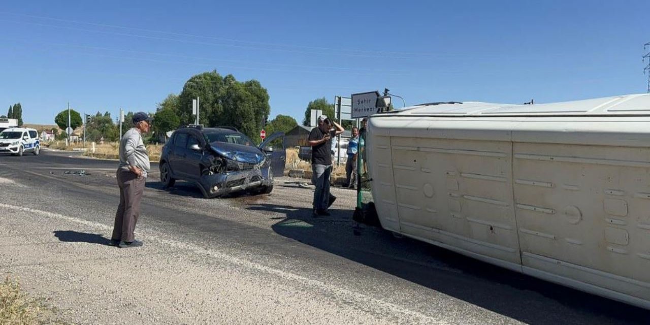 Minibüs ile otomobil çapıştı: 2 kişi yaralandı