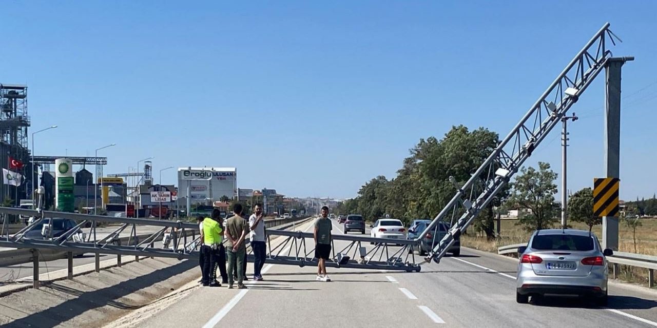 Damperi açılan tır PTS direğine çarparak yıktı