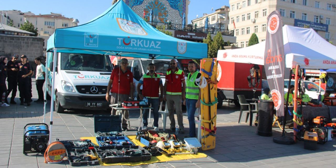 Marmara Depremi'nde yaşamını yitirenler anıldı