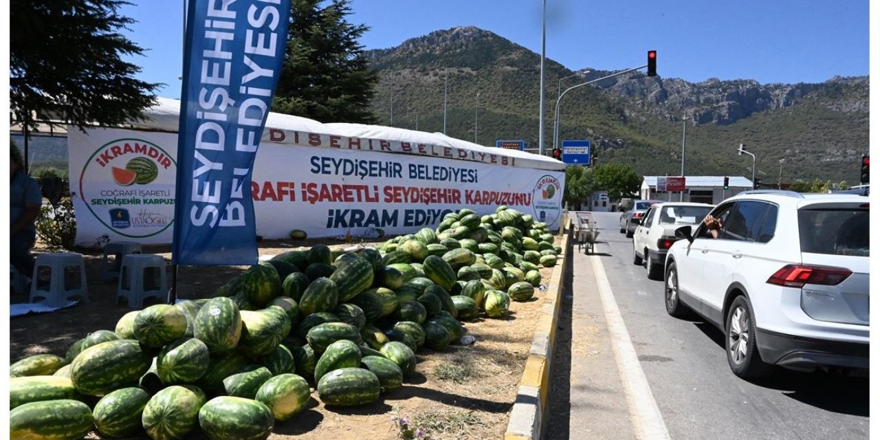 Tarlada kalan karpuzlar ücretsiz dağıtıldı