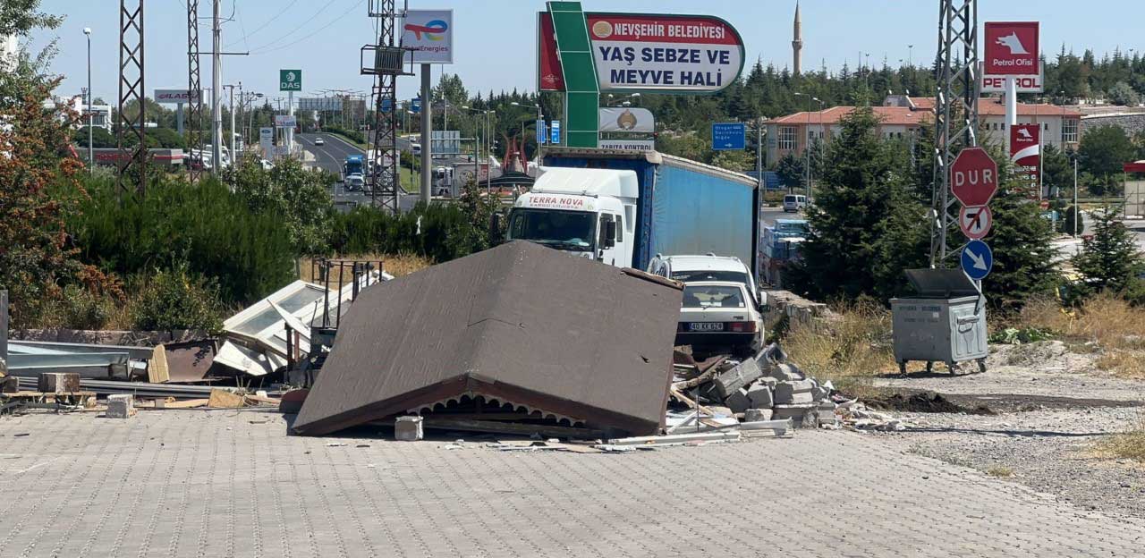 Kontrolden çıkan tır iş yerine daldı, kaza anı kameralara yansıdı